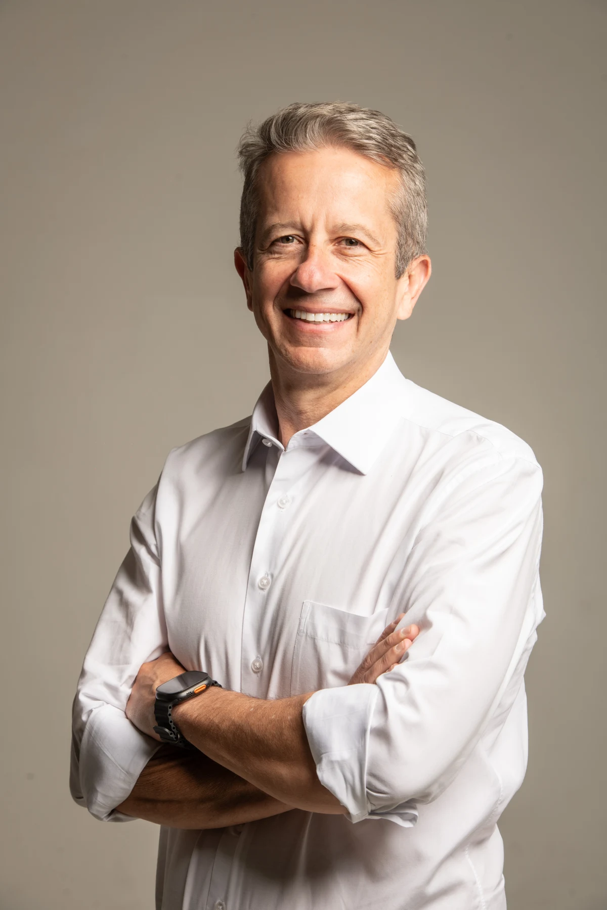 Carlos Eduardo sorrindo, de camisa branca