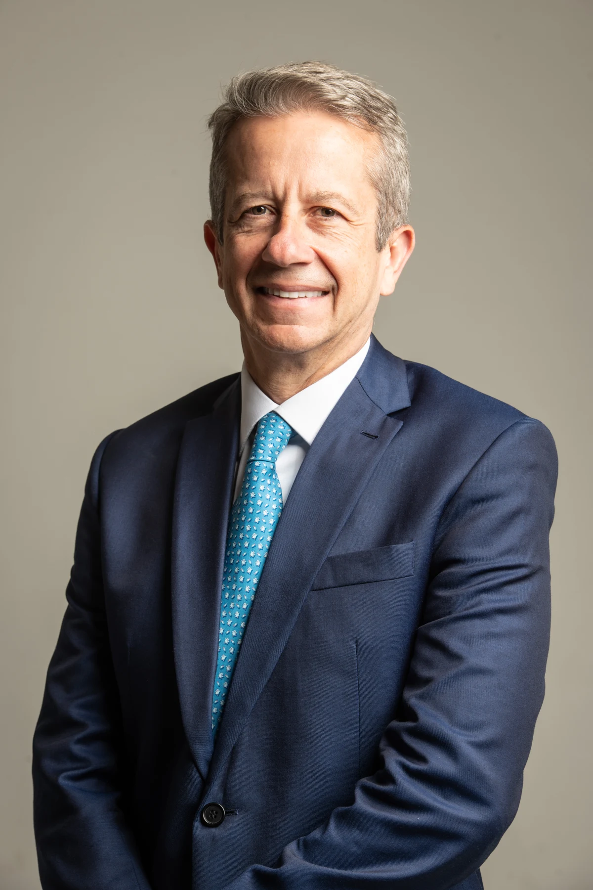Carlos Eduardo, de terno azul, sorrindo